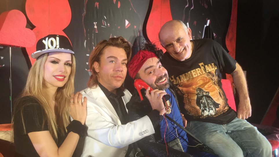 Στο σανίδι ο γνωστός κομμωτής Τρύφωνας Σαμαράς με «Γόβα Παρθένα» και ποντιακή διάλεκτο (βίντεο)