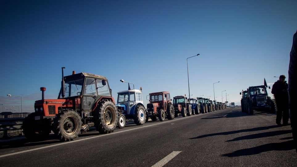 Ξεσηκώνονται οι αγρότες- Κλείνουν το τελωνείο του Προμαχώνα για τη Μακεδονία