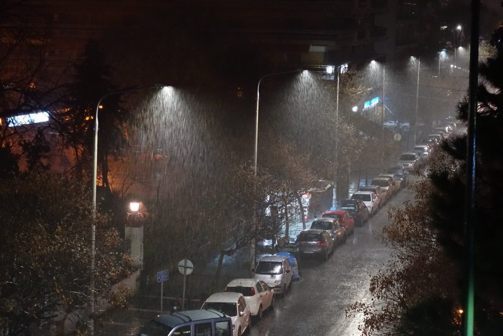 Καταιγίδες μέχρι και την Κυριακή: Ο «Φοίβος» φέρνει πολύ νερό, κρύο και θυελλώδεις ανέμους (βίντεο)