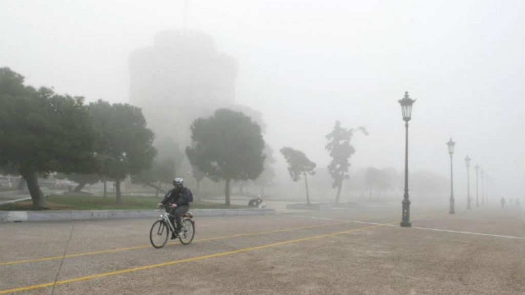 Πυκνή ομίχλη καλύπτει ξανά τη Θεσσαλονική