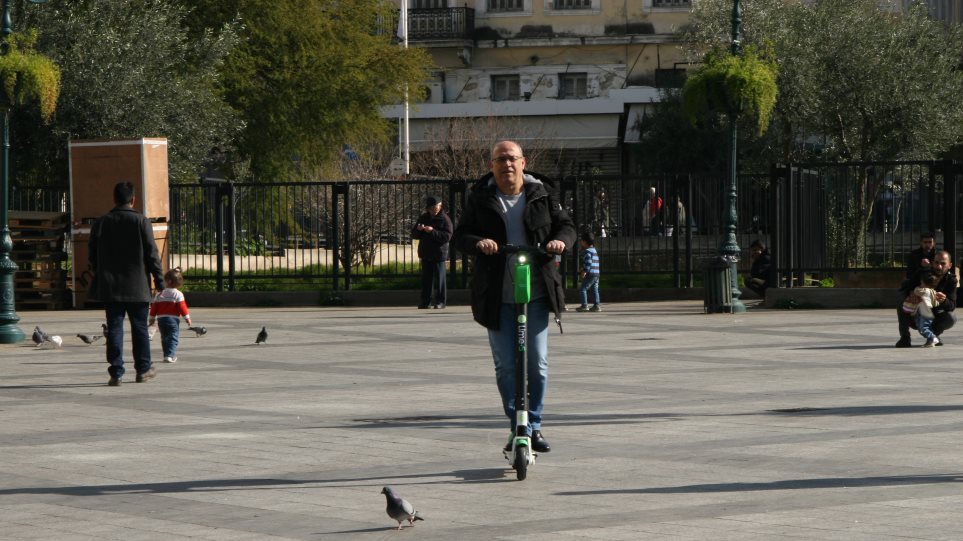 «Πράσινες» μετακινήσεις στην Αθήνα με ηλεκτρικά πατίνια- Κοστίζουν 1 ευρώ!