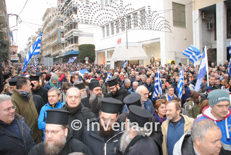 Εξοργισμένοι χιλιάδες κάτοικοι Κατερίνης & Βέροιας κατά της κυβέρνησης: «Προδότες» – «Βράζει» η Β.Ελλάδα (βίντεο, φωτό)