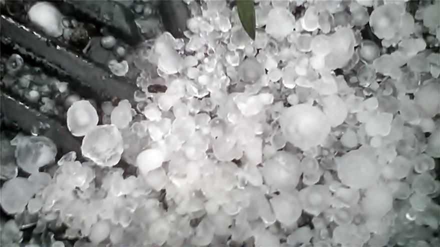 Δείτε φωτό & βίντεο: Ο «Φοίβος» έφερε χαλάζι – «Άσπρισαν» Ζάκυνθος, Καλαμάτα και Αστακός