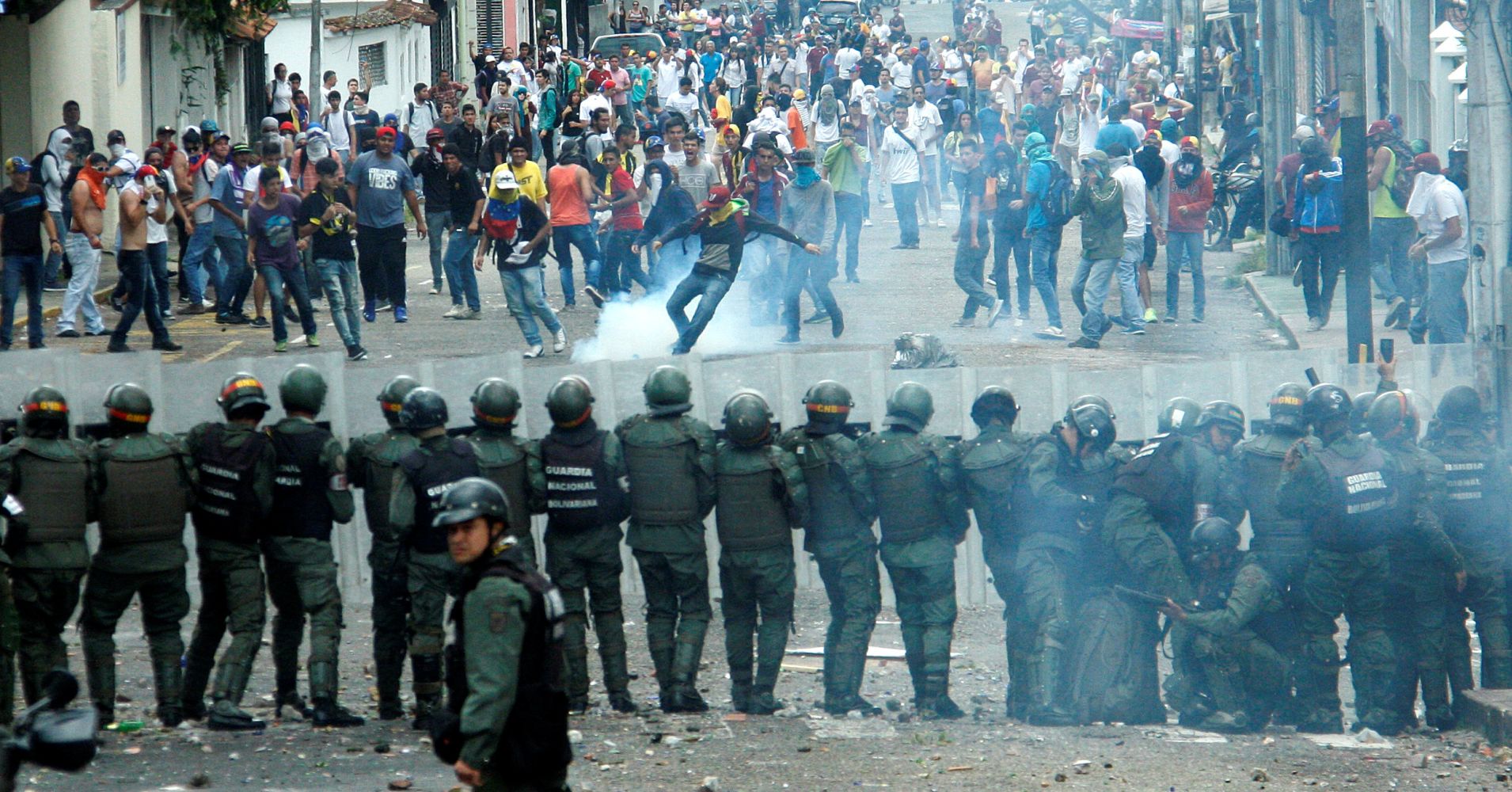 H Βενεζουέλα στο χάος: 16 νεκροί στις συγκρούσεις – Γιατί οι ΗΠΑ θέλουν την ανατροπή του Ν.Μαδούρο (βίντεο-φωτό)
