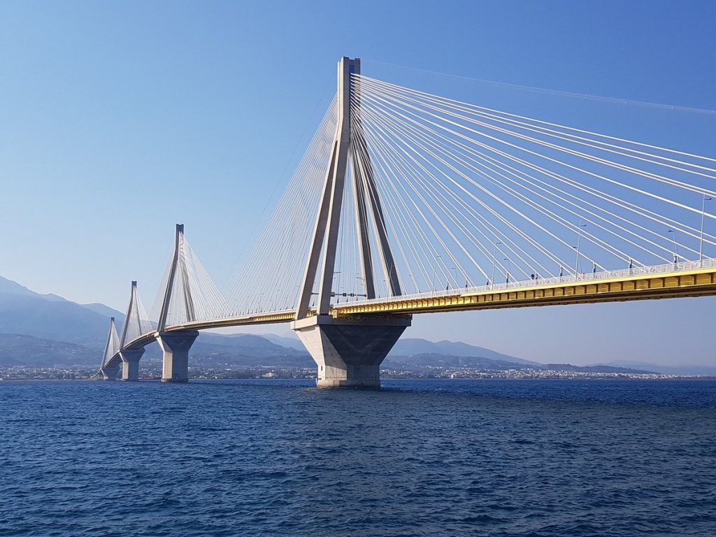 Μίνι κρουαζιέρα στον Πατραϊκό με θέα τα χιονισμένα βουνά  (βίντεο)