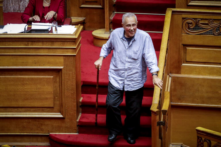 Ευτράπελα στη Βουλή: Το λογοπαίγνιο Ζουράρι για… το ισχίον που δεν ισχύει (βίντεο)