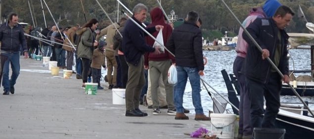 Αμφιλοχία: Αυτό σημαίνει «καλή ψαριά» – Ουρές οι ψαράδες για να γεμίσουν οι κουβάδες με γαρίδες και γλώσσες (φωτο)