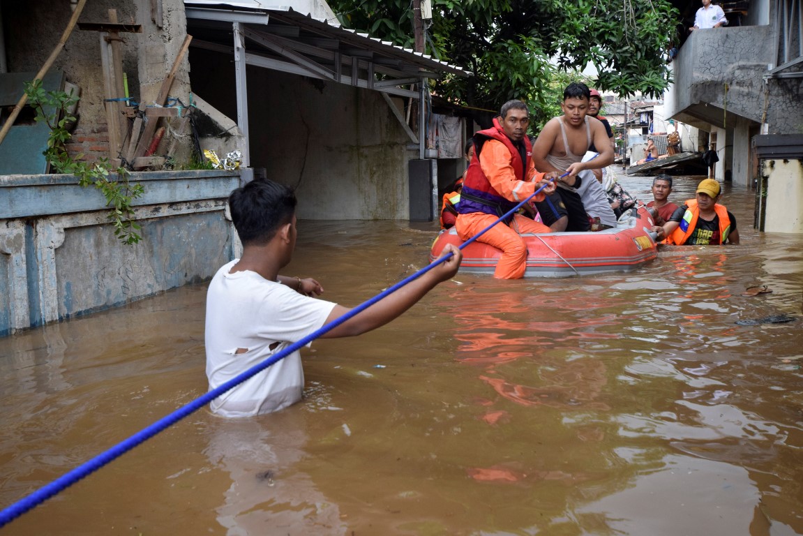 Φονικές πλημμύρες στην Ινδονησία: 59 νεκροί και 25 αγνοούμενοι