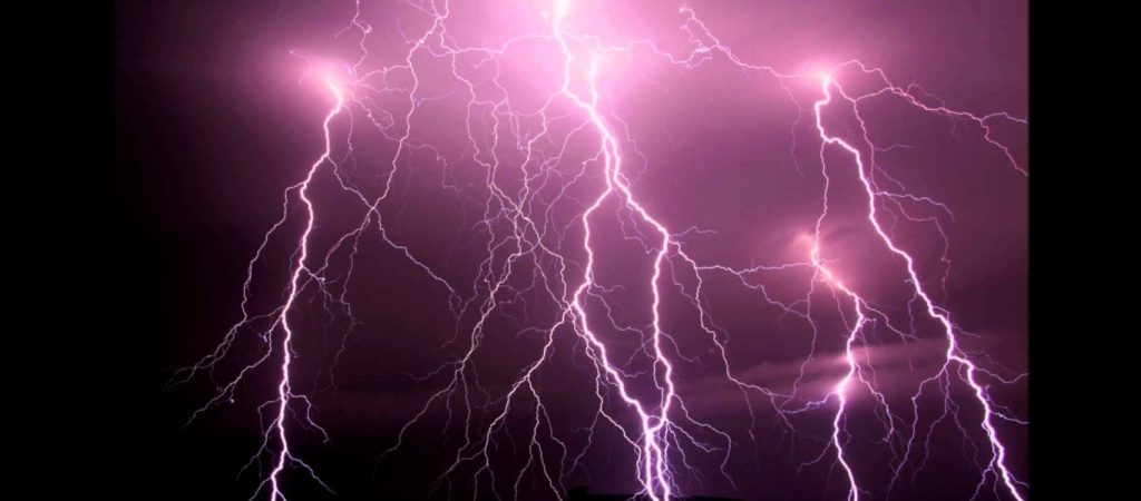 ‘Ανοιξαν οι ουρανοί: Χορός κεραυνών στη Σάμο (φωτο)