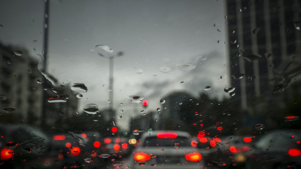 Σοβαρά προβλήματα στους δρόμους της Αθήνας λόγω βροχής- Ταλαιπωρία οδηγών