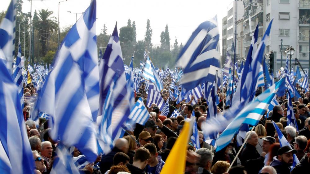 Σε εξέλιξη πορεία διαμαρτυρίας στο κέντρο της Αθήνας για την κύρωση της Συμφωνίας των Πρεσπών (βίντεο)
