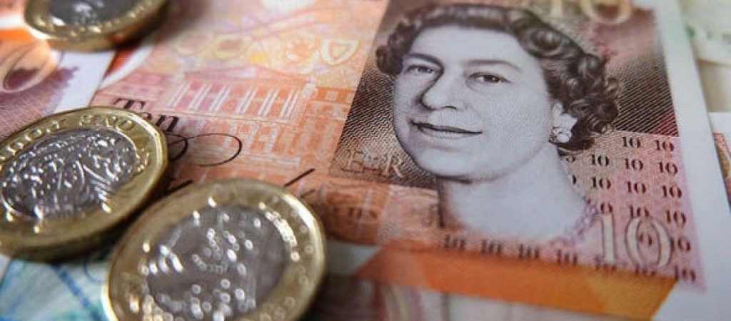 Bloomberg: Η καλύτερη εβδομάδα για τη στερλίνα έναντι του ευρώ από το 2017 με την ελπίδα του «σκληρού» Brexit