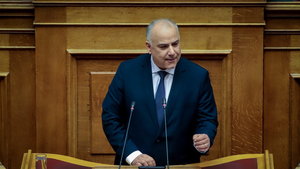 Σήκωσε πανό ο  Γ.Σαρίδης στη Βουλή: «Δεν φταίει η Δημοκρατία» (φωτό)
