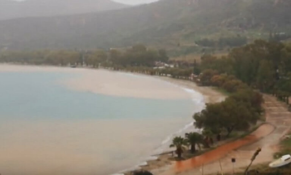 Ναύπλιο: Κοκκίνισε η θάλασσα από τις βροχές! (βίντεο)