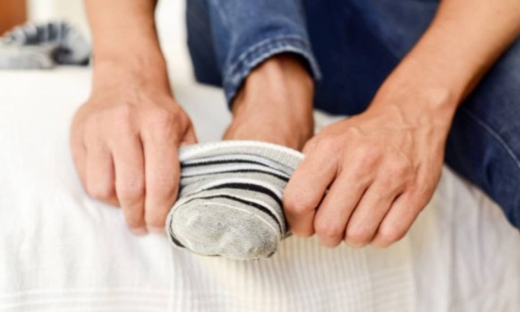 Αυτός είναι ο λόγος που δεν πρέπει να φοράτε τις ίδιες κάλτσες για δεύτερη μέρα