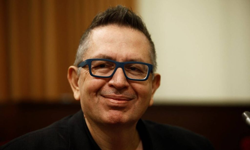 Συγγενείς, φίλοι και συνεργάτες «αποχαιρετούν» αυτή την ώρα τον Θέμο Αναστασιάδη