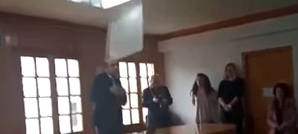 Ιωάννινα: Φωτιστικό «προσγειώνεται» στο… κεφάλι του Δημάρχου! (βίντεο)