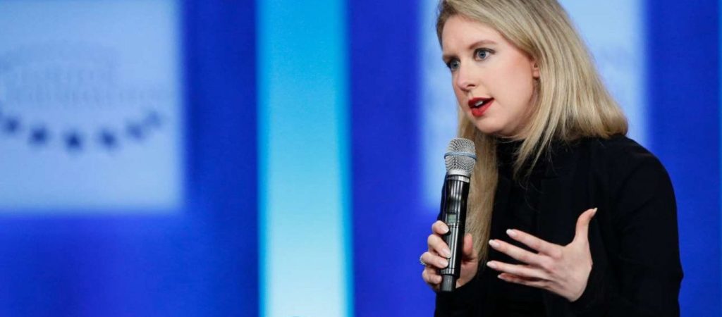 Ελίζαμπεθ Χολμς: Η ιστορία της νεαρότερης δισεκατομμυριούχου που βρέθηκε γρήγορα από το ζενίθ στο ναδίρ