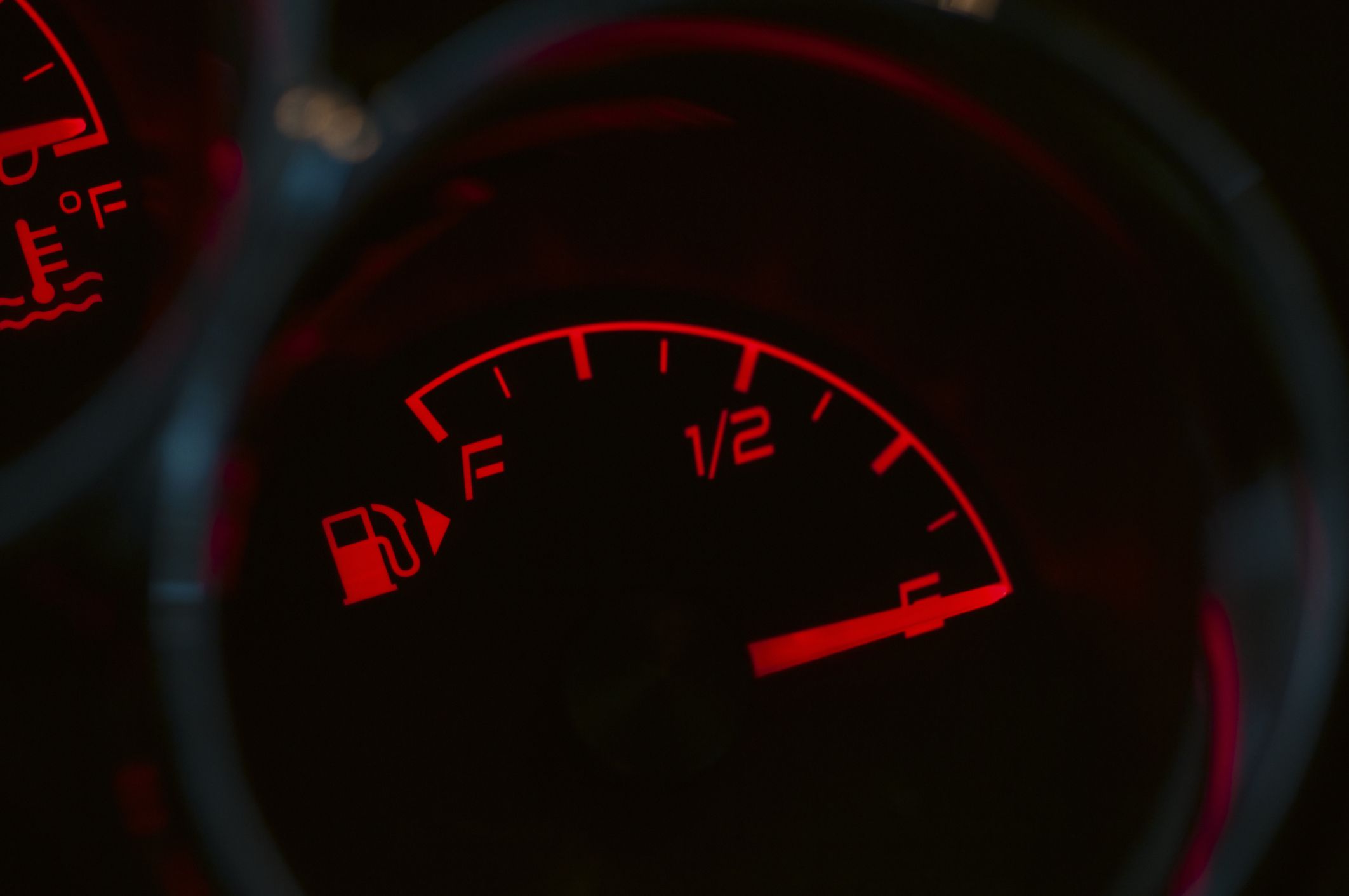 Εσείς γνωρίζατε τι σημαίνει το βελάκι δίπλα στο κοντέρ της βενζίνης;