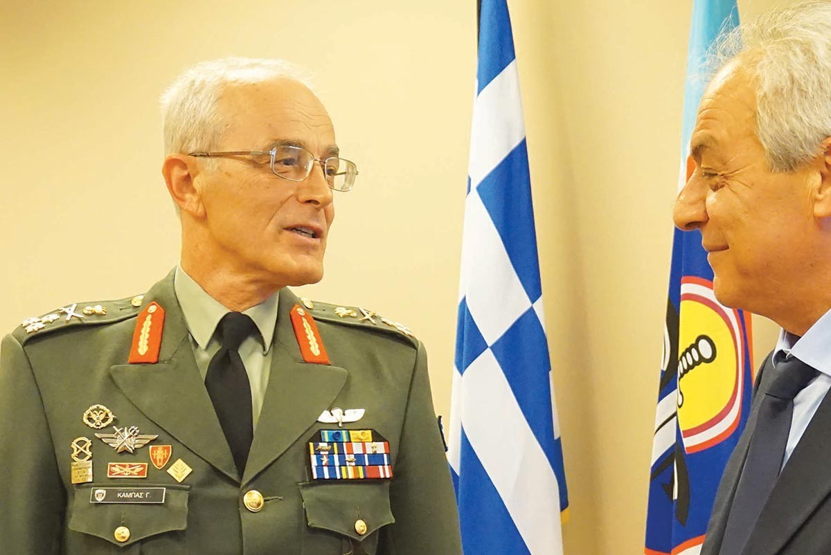 Νέο καρδιακό επεισόδιο του Α/ΓΕΣ Γ.Καμπά; – Eφυγε υποβασταζόμενος από την τελετή παράδοσης-παραλαβής του ΓΕΕΘΑ