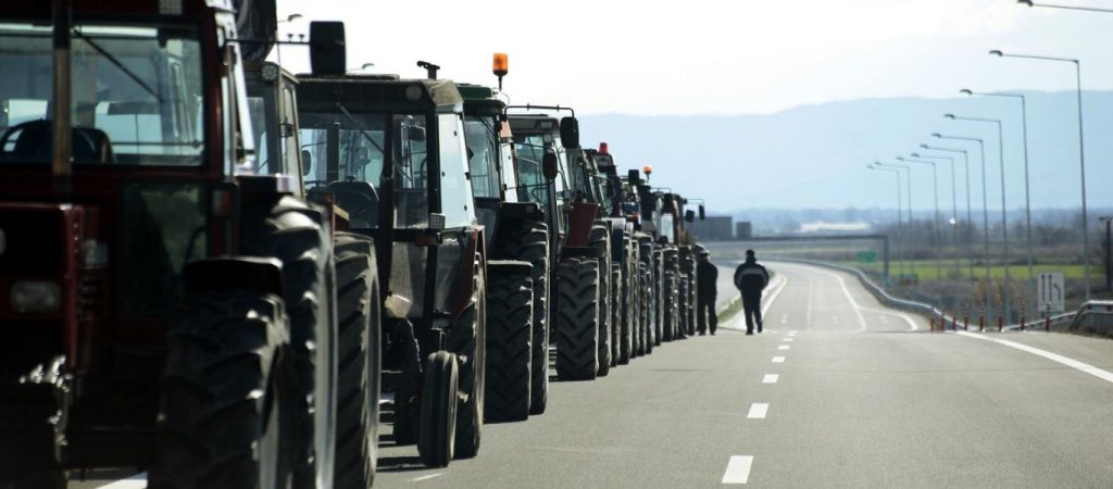 Ξεκίνησαν τα μπλόκα των αγροτών- Συγκεντρώθηκαν σε κόμβο στην Εγνατία οδό