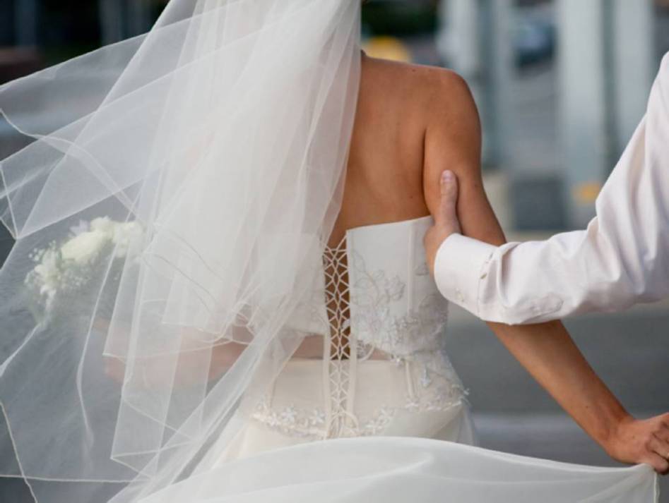 «Γης μαδιάμ» – Ερωμένη πήγε στο γάμο του συντρόφου της ντυμένη νύφη (βίντεο)