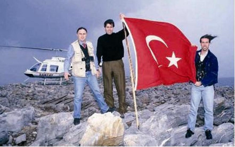 Σαν σήμερα το 1996: Άνδρες του ΠΝ κατεβάζουν την τουρκική σημαία που είχε υψωθεί στα Ίμια και υψώνουν την ελληνική