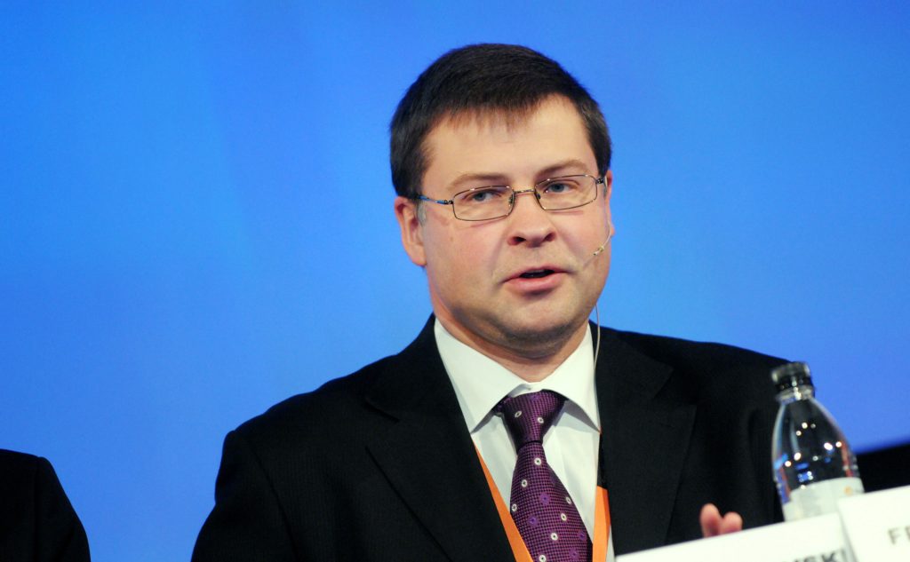 Προειδοποίηση Β.Ντομπρόβσκις για κατώτατο μισθό και «κόκκινα δάνεια»