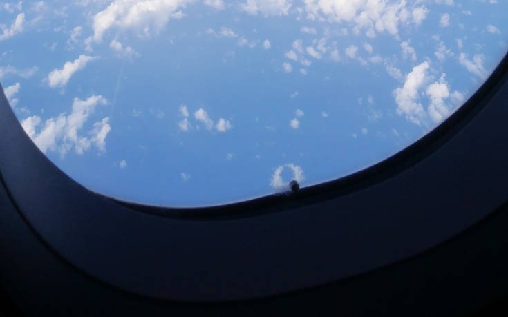 Για ποιο λόγο τα παράθυρα των αεροπλάνων έχουν μια μικρή τρυπούλα;
