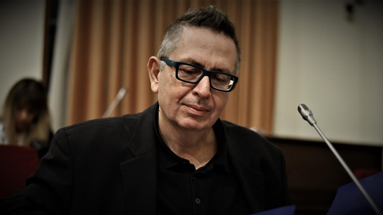 Με θέα το απέραντο γαλάζιο η τελευταία κατοικία του Θέμου Αναστασιάδη στη Μάνη (βίντεο)