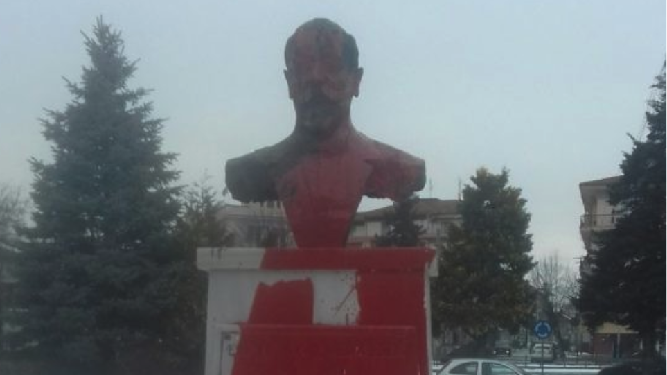 Φλώρινα: Βανδάλισαν το άγαλμα του Ελευθερίου Βενιζέλου στην είσοδο της πόλης (φωτό)