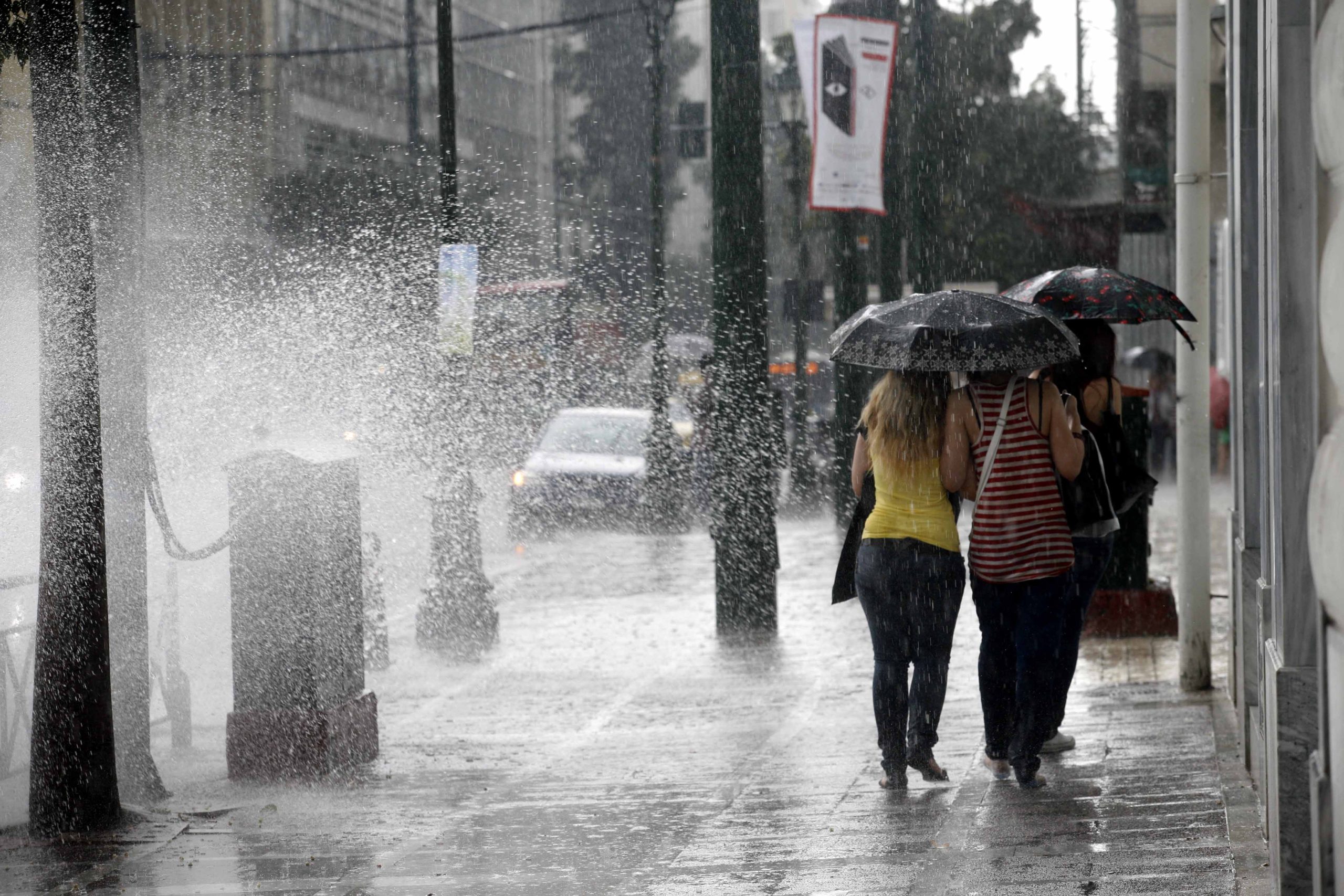 Καιρός: Απαραίτητη η ομπρέλα σήμερα- Βροχές σε όλη τη χώρα