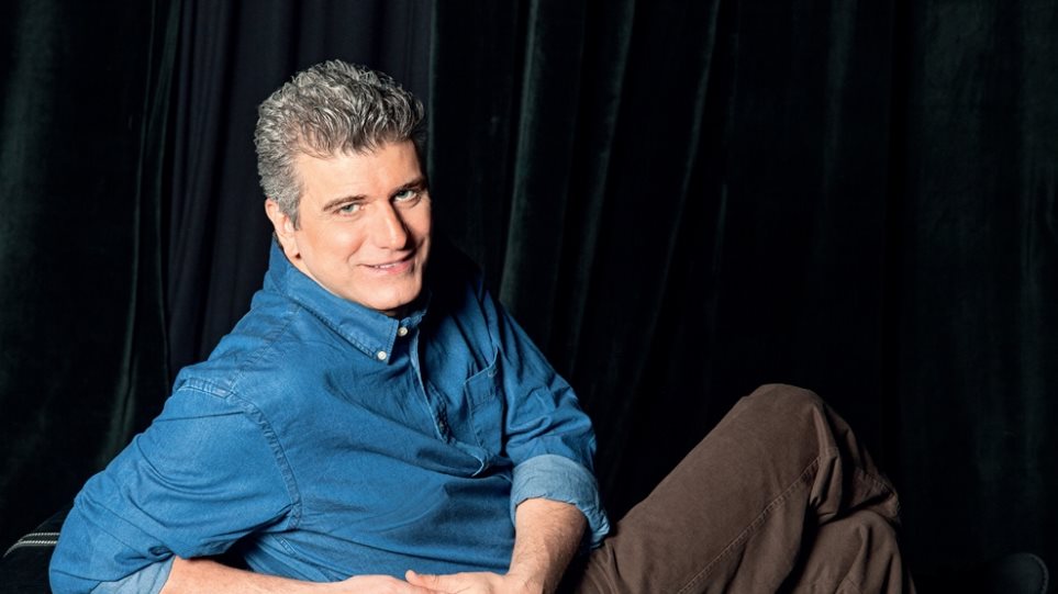 Βίντεο: O Βλαδίμηρος Κυριακίδης αγνώριστος και με… αφάνα σε γυρίσματα με την Ντάριλ Χάνα