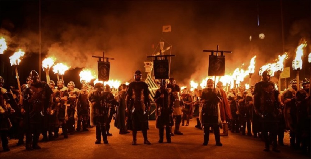 Σκωτία: Βίκινγκς παρελαύνουν και βάζουν φωτιά σε πλοίο για να δοξάσουν την τιμή των προγόνων τους