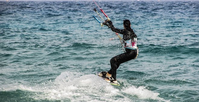 Kite-surfer κάνει άλμα 200 μέτρων και προκαλεί «εγκεφαλικά»! (βίντεο)