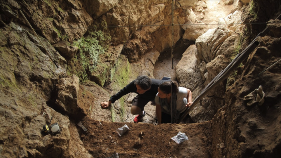 Επανάσταση στην παλαιοανθρρωπολογία από την ανακάλυψη ενός οστού από χέρι κοριτσιού (φώτο-βίντεο)