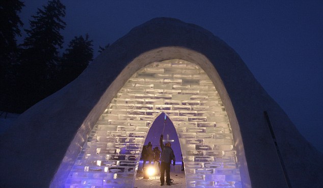 Η πιο περιέργη εκκλησία του κόσμου – Φτιαγμένη αποκλειστικά από πάγο (φώτο)