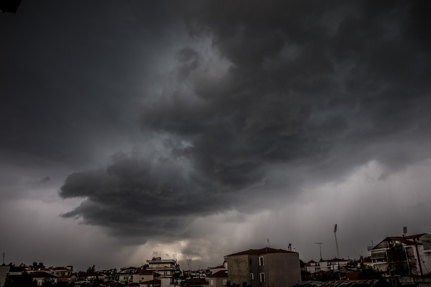 «Έρχονται» έκτακτα καιρικά φαινόμενα με ανέμους & καταιγίδες: Δύσκολο το επόμενο 2ωρο για την Αττική (φωτο)