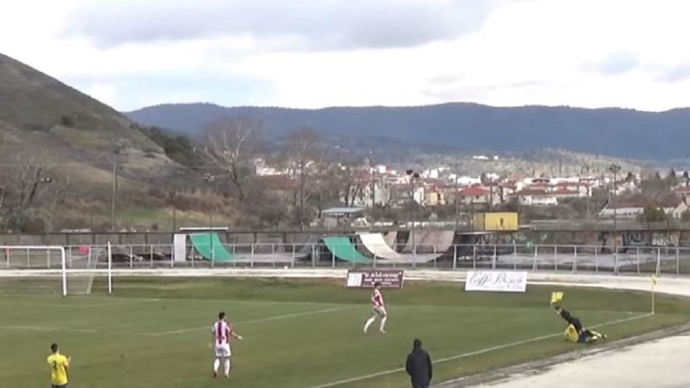 Η υπερβολική αγωνιστικότητα τον έφαγε: Σήκωσε στον αέρα τον επόπτη με τάκλιν! (βίντεο)