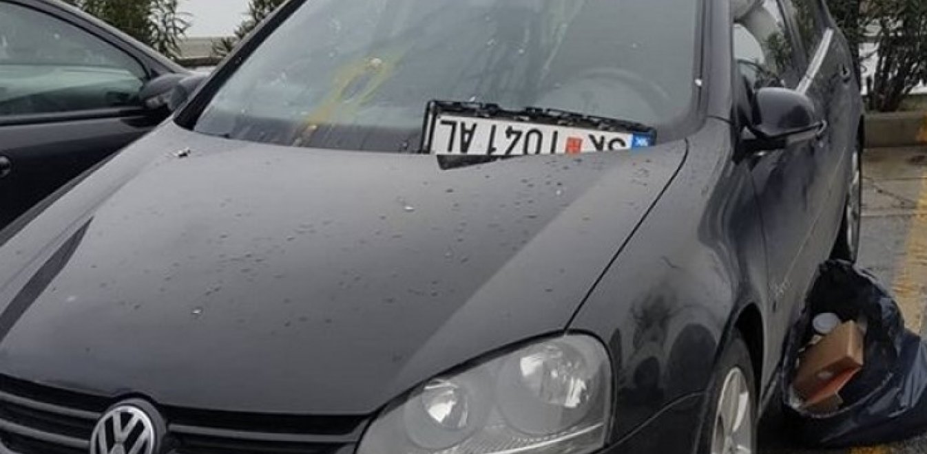 Σκοπιανό αυτοκίνητο προκάλεσε την οργή των μαθητών στη Θεσσαλονίκη – Είχε πινακίδες με αρχικά ΜΚ (φωτό)
