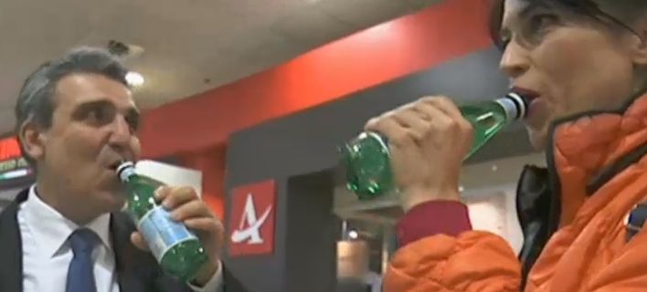 Ο Αριστείδης Φωκάς «ξαναχτυπά»: Πίνει on camera… γκαζόζα με ρεπόρτερ [βίντεο]