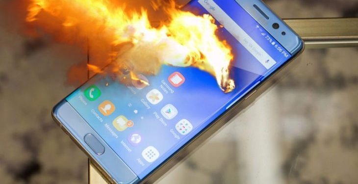 Κινητό παραλίγο να κάψει ζωντανό υπάλληλο καταστήματος: Άρπαξε φωτιά στα χέρια του (βίντεο)