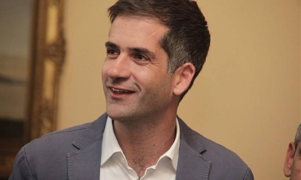 The 2night show: Όταν ο Αρναούτογλου ρώτησε τον Μπακογιάννη για τη βέρα που δε φορούσε