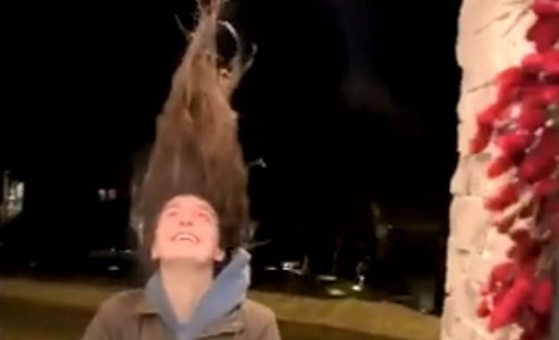 Πάγωσαν έως και τα μαλλιά της από το πολικό ψύχος που σαρώνει τις ΗΠΑ (βίντεο)