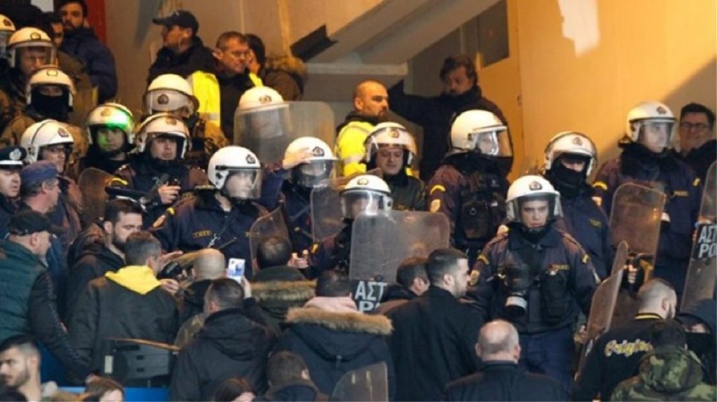 ΑΕΚ-ΠΑΟΚ: Επεισόδια στο ΟΑΚΑ – Πέταξαν μπουκάλια στον Γ.Σαββίδη (φωτό-βίντεο)