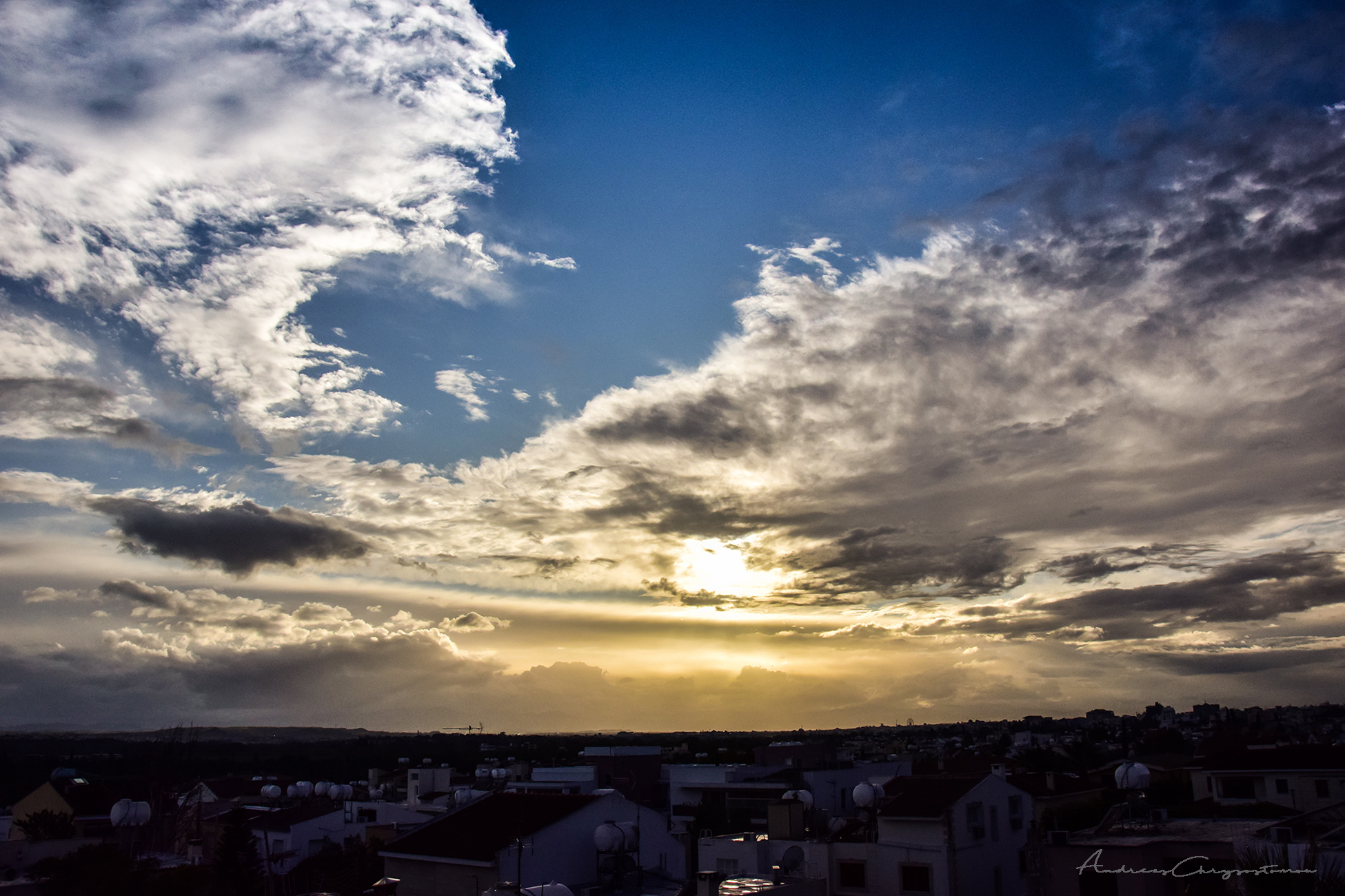 Το «φωτοχημικό σύννεφο του θανάτου»: Το περίεργο και επικίνδυνο σύννεφο που εγκαταστάθηκε στον ουρανό της Αθήνας (φωτο)
