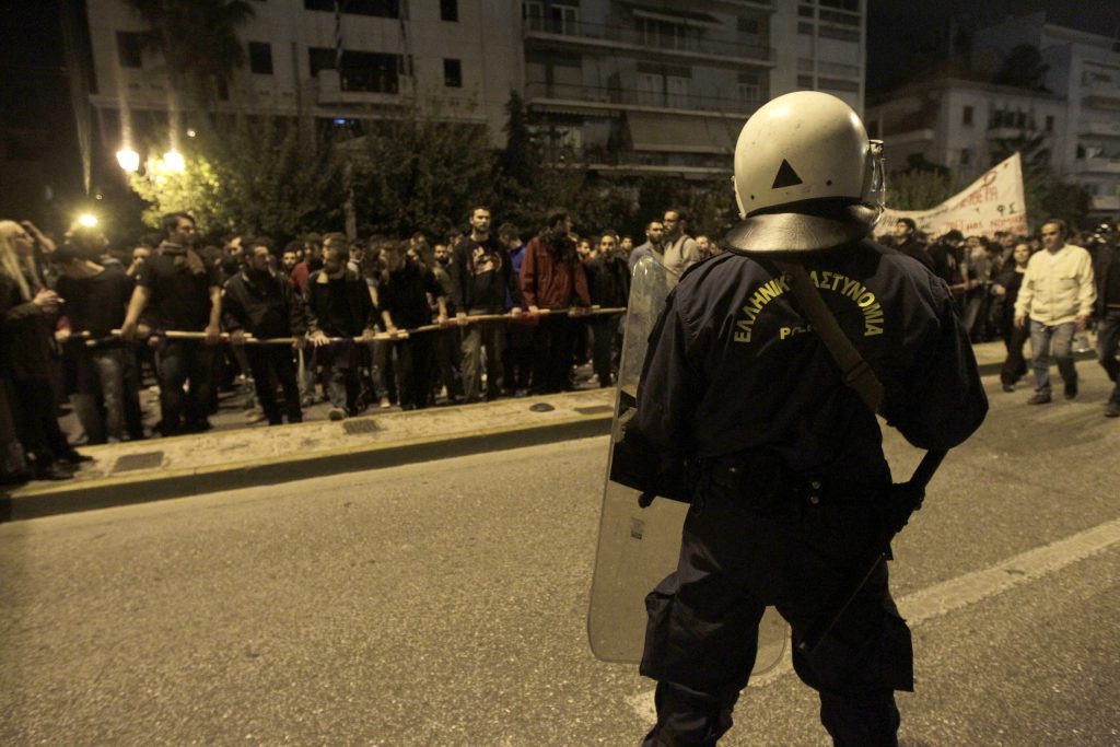 Θεσσαλονίκη: Επίθεση με βόμβες μολότοφ προς στις αστυνομικές δυνάμεις στο τουρκικό προξενείο