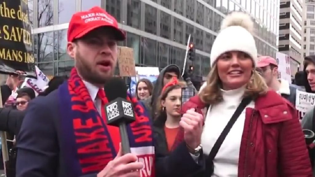 ΗΠΑ: Φεμινίστρια διαδηλώτρια έπιασε τα… γεννητικά όργανα ρεπόρτερ (βίντεο)