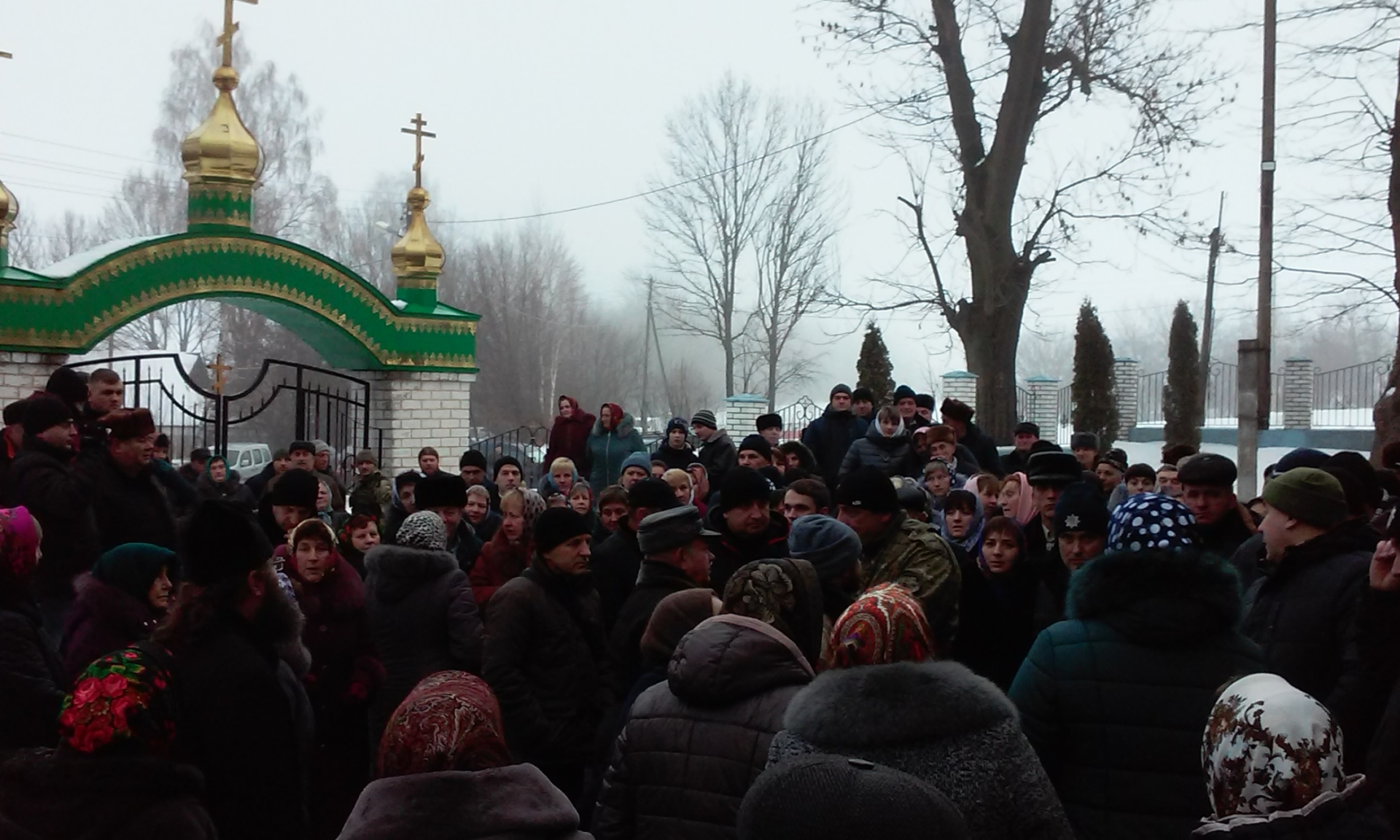 Ουκρανία: Ξυλοκόπησαν πιστούς και κληρικούς του Πατριαρχείου Μόσχας έξω από εκκλησία (βίντεο)