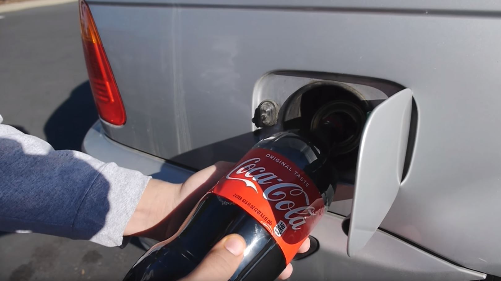 Τι γίνεται αν ρίξεις Coca-Cola στο ρεζερβουάρ ενός αυτοκινήτου (βίντεο)